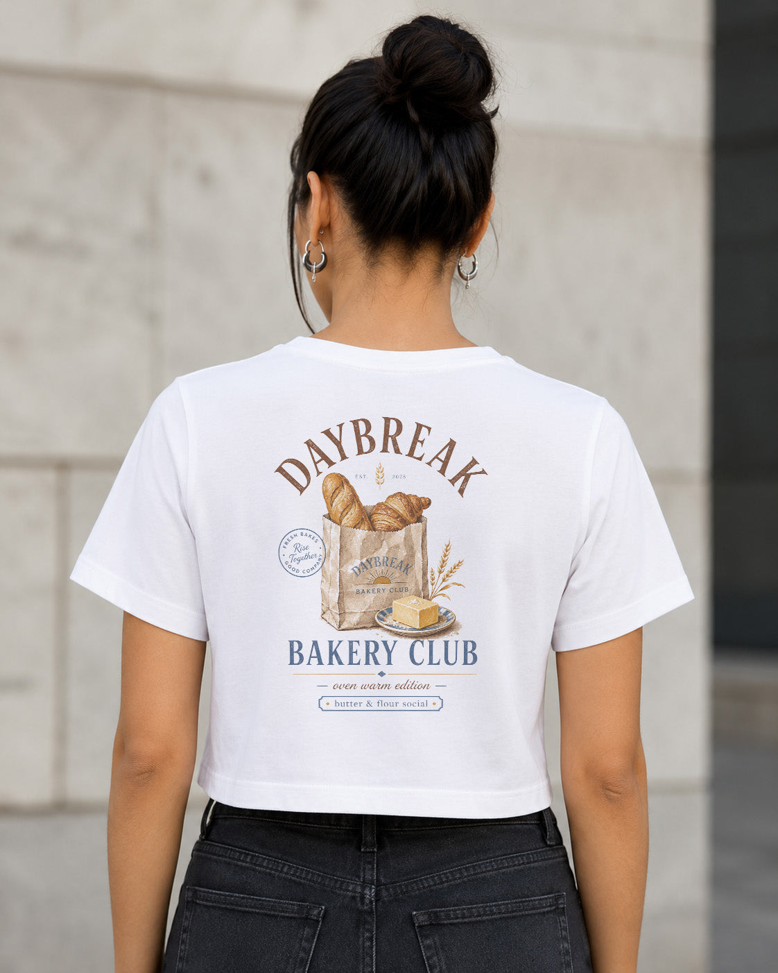 Daybreak Bakery Club T-Shirt – Frauen Crop Shirt Weiss, Rückenprint