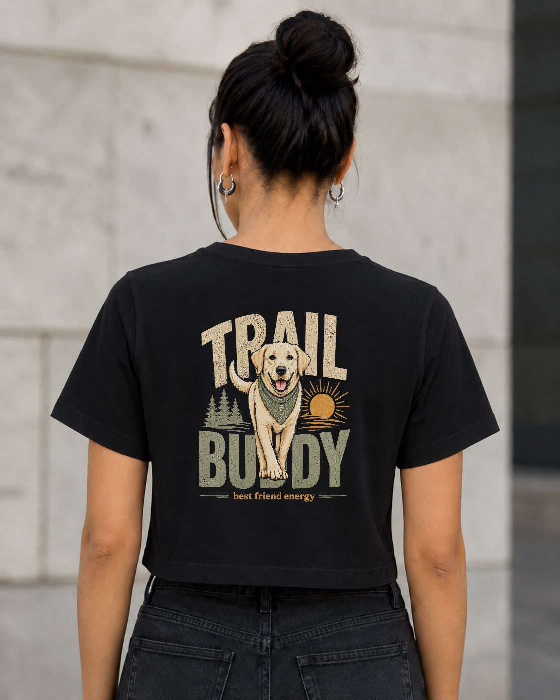 Trail Buddy Labrador T-Shirt – Frauen Crop Shirt Schwarz, Rückenprint
