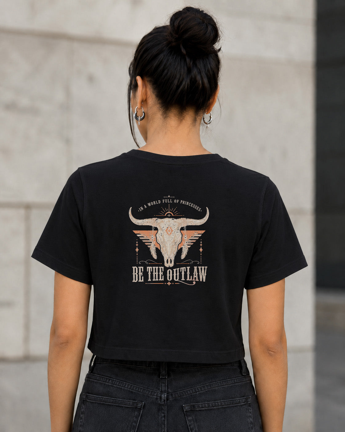 Be The Outlaw T-Shirt – Frauen Crop Shirt Schwarz, Rückenprint