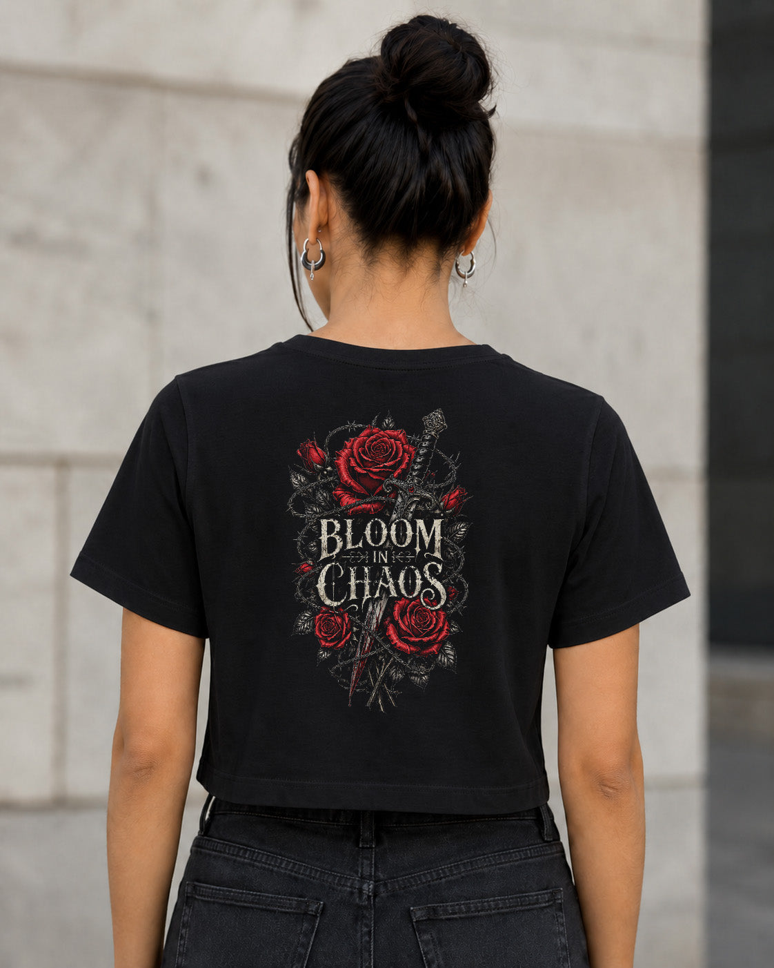 Bloom in Chaos T-Shirt – Frauen Crop Shirt Schwarz, Rückenprint