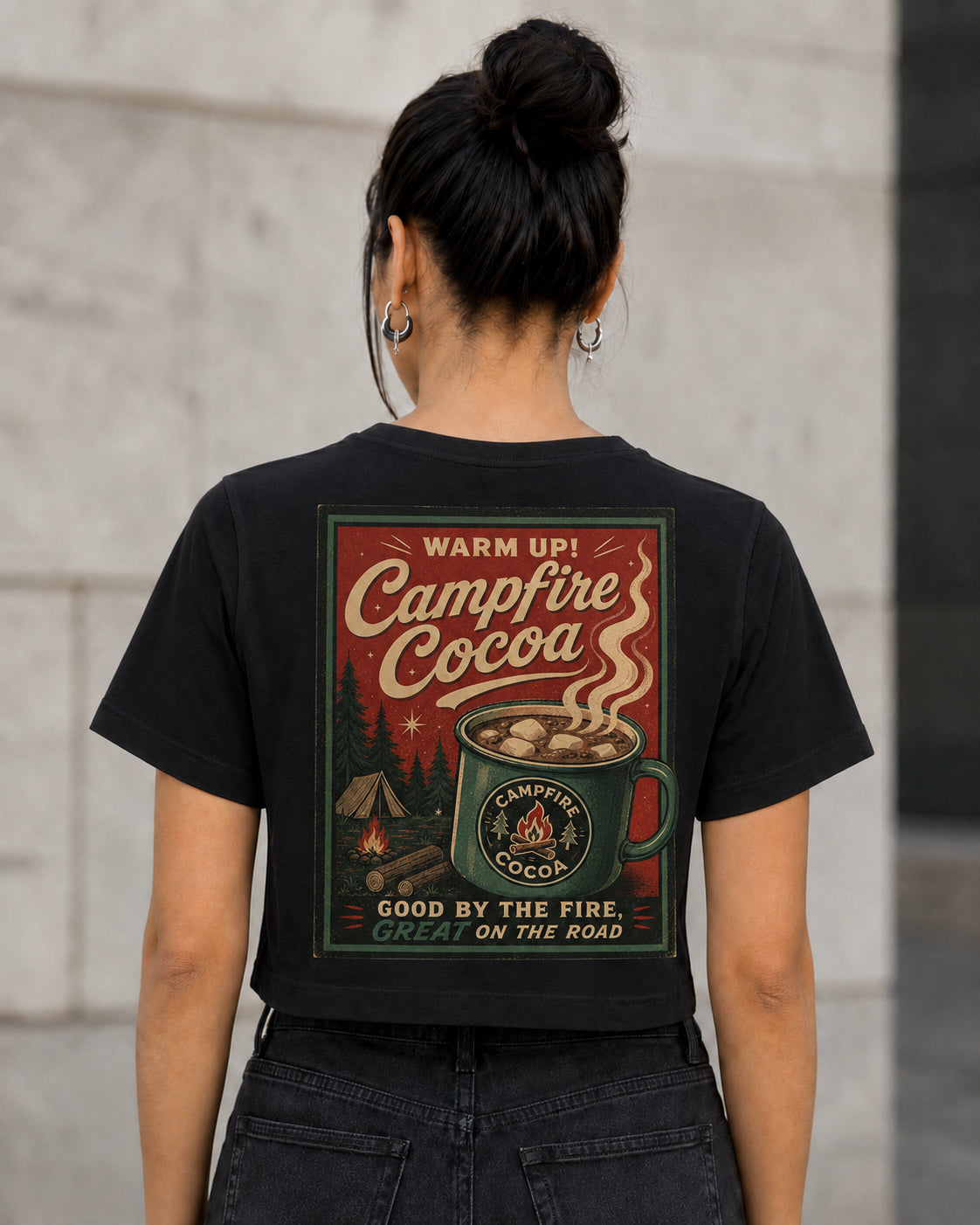 Campfire Cocoa T-Shirt – Frauen Crop Shirt Schwarz, Rückenprint