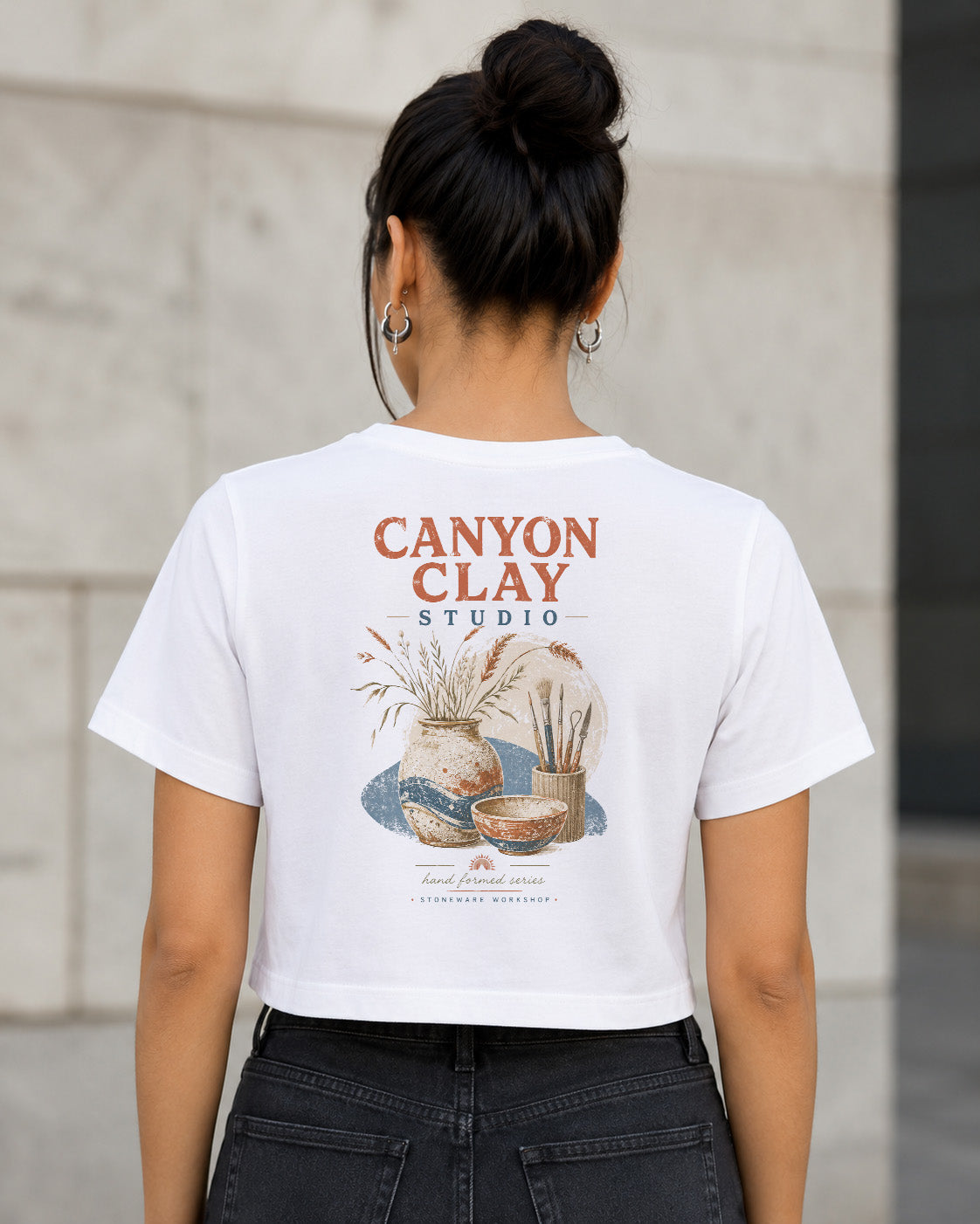 Canyon Clay Studio T-Shirt – Frauen Crop Shirt Weiss, Rückenprint