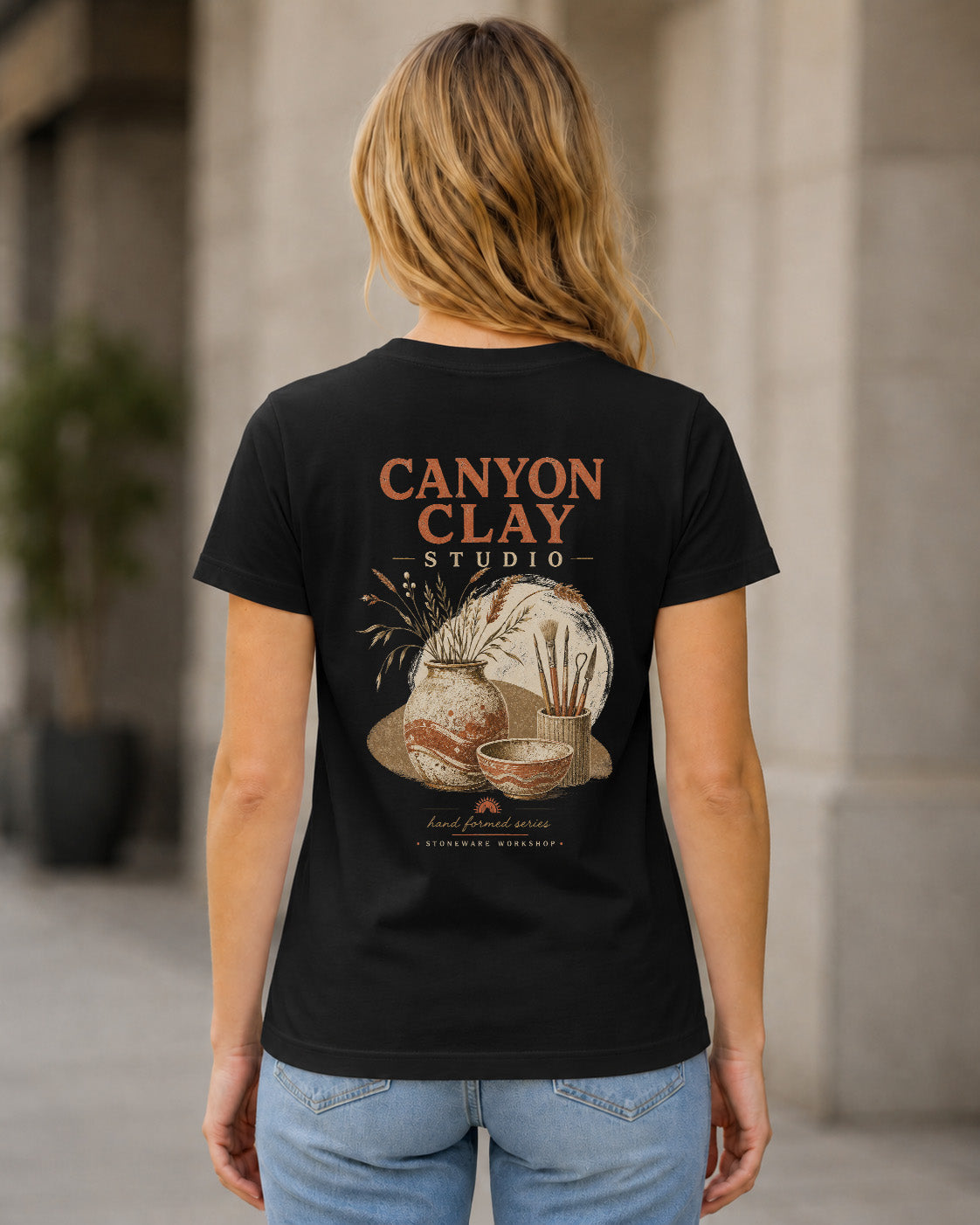 Canyon Clay Studio T-Shirt – Frauen Shirt Schwarz, Rückenprint