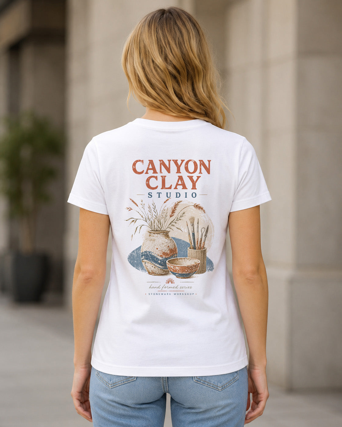 Canyon Clay Studio T-Shirt – Frauen Shirt Weiss, Rückenprint