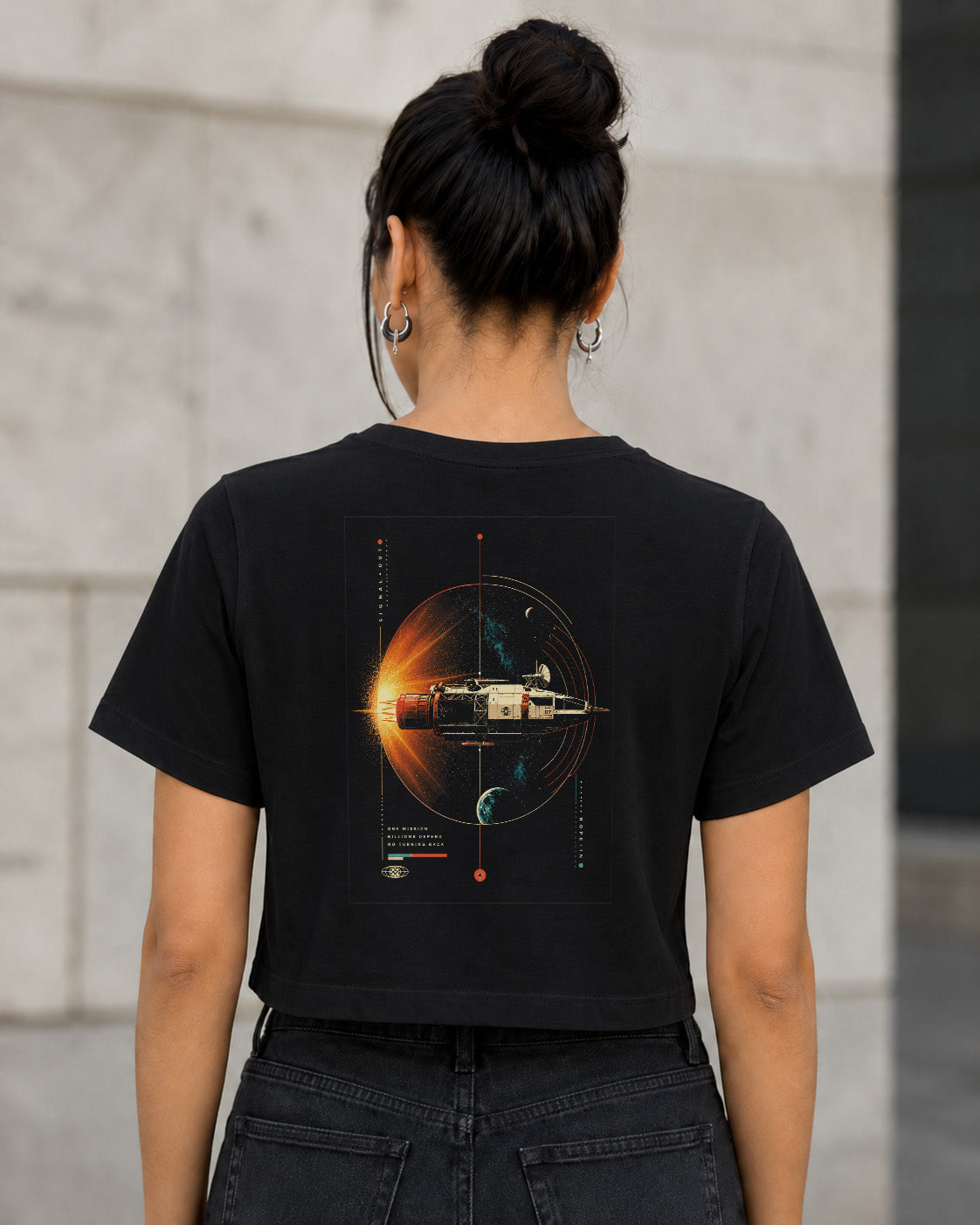 Cosmic Voyager T-Shirt – Frauen Crop Shirt Schwarz, Rückenprint