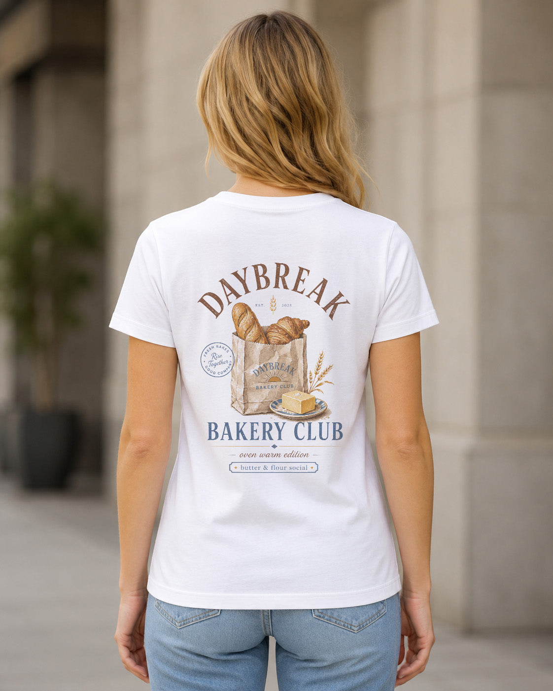 Daybreak Bakery Club T-Shirt – Frauen Shirt Weiss, Rückenprint