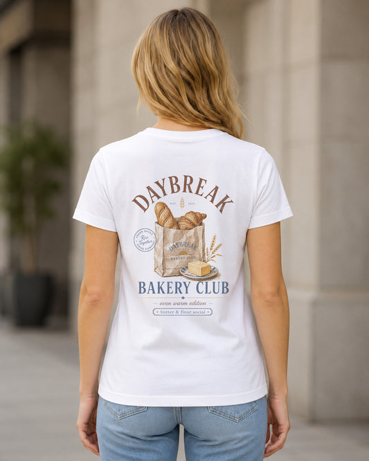 Daybreak Bakery Club T-Shirt – Frauen Shirt Weiss, Rückenprint