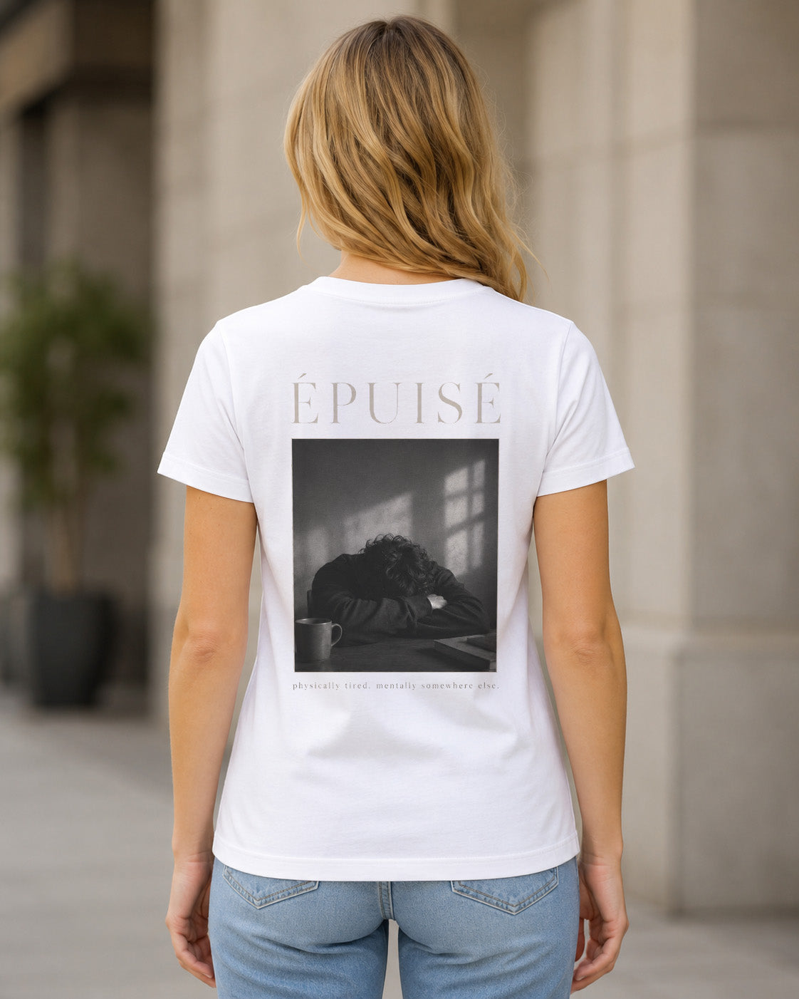 Épuisé T-Shirt – Frauen Shirt Weiss, Rückenprint