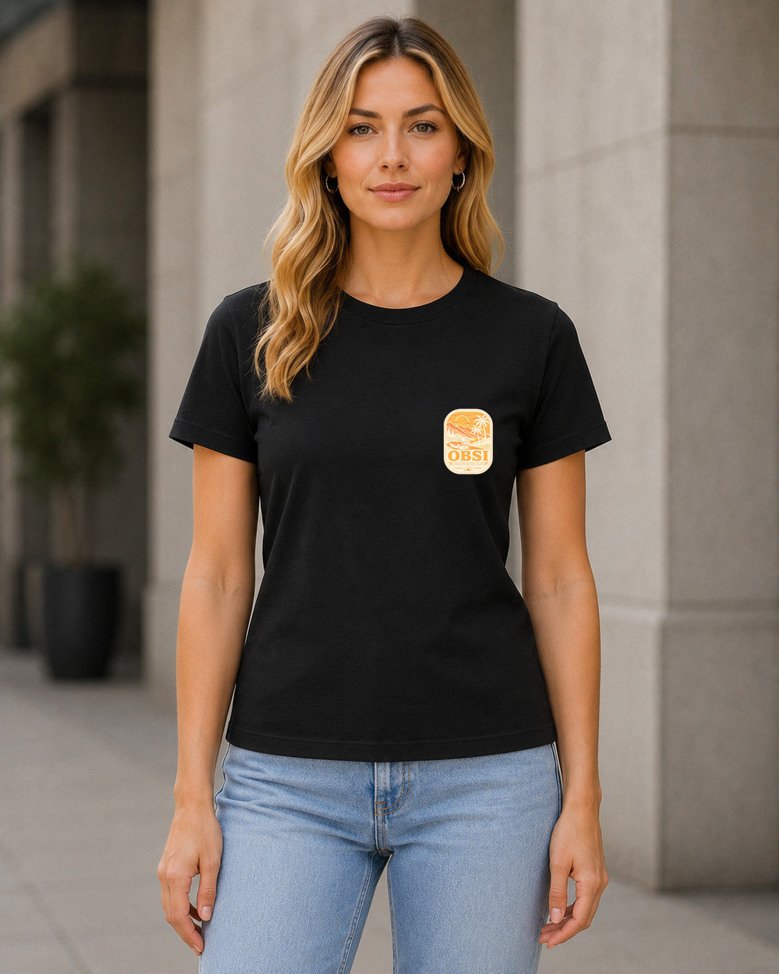 Golden Hour Club T-Shirt – Frauen Shirt Schwarz, Frontansicht
