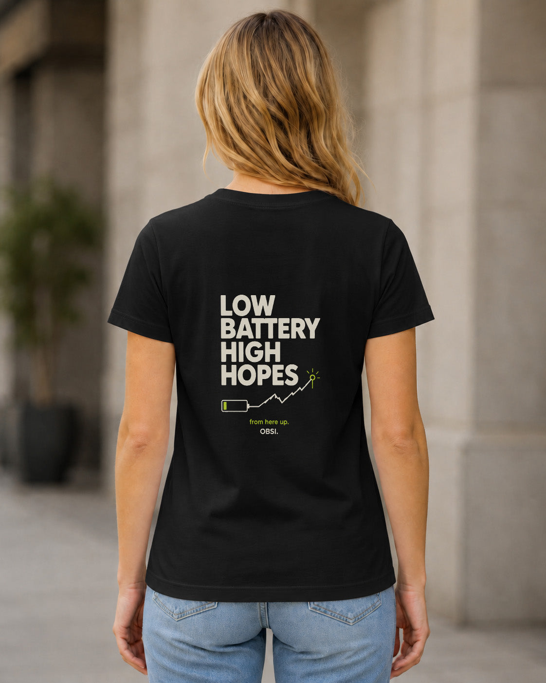 Low Battery High Hopes T-Shirt – Frauen Shirt Schwarz, Rückenprint