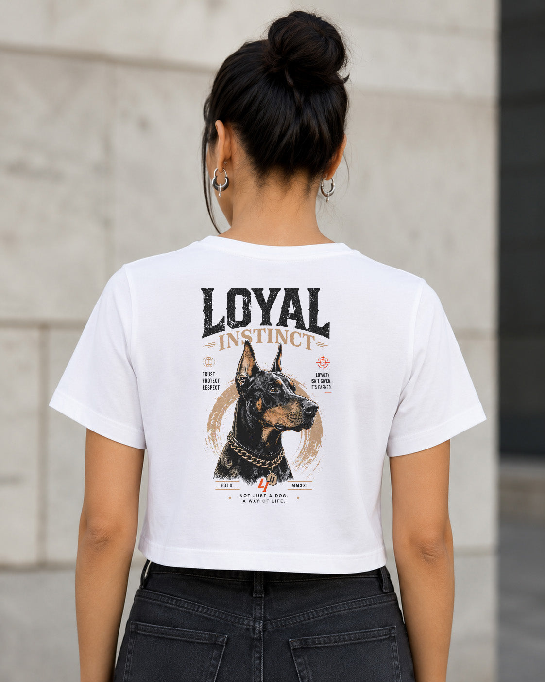 Loyal Instinct T-Shirt – Frauen Crop Shirt Weiss, Rückenprint