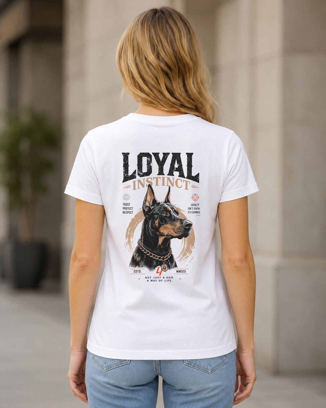 Loyal Instinct T-Shirt – Frauen Shirt Weiss, Rückenprint