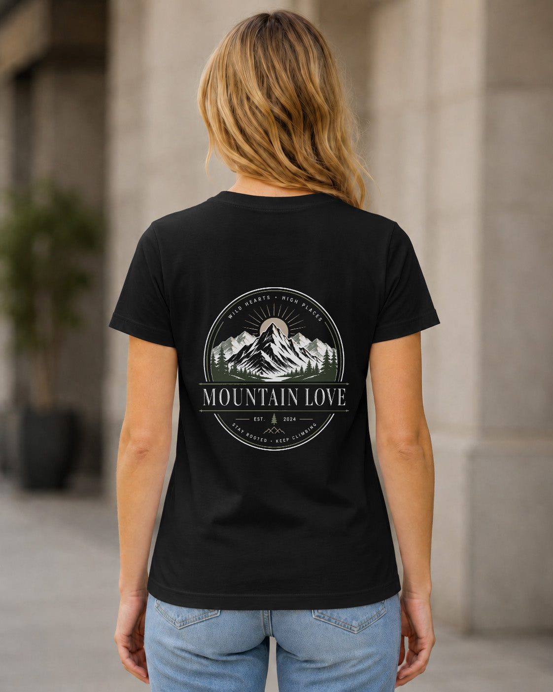 Mountain Love Badge T-Shirt – Frauen Shirt Schwarz, Rückenprint