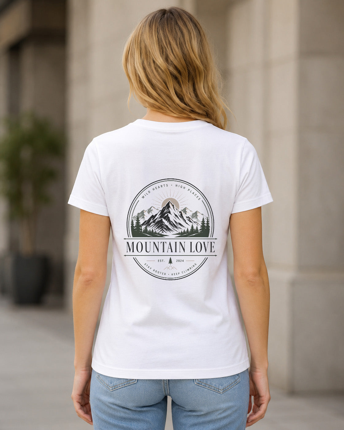 Mountain Love Badge T-Shirt – Frauen Shirt Weiss, Rückenprint