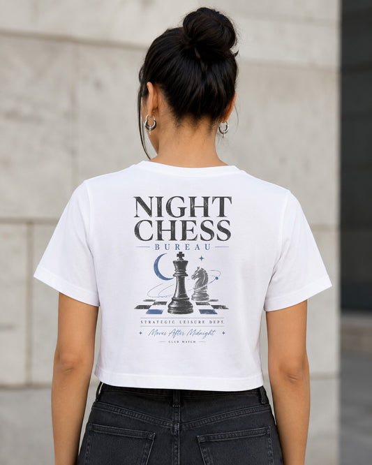 Night Chess Bureau T-Shirt – Frauen Crop Shirt Weiss, Rückenprint