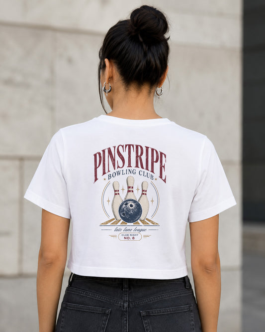 Pinstripe Bowling Club T-Shirt – Frauen Crop Shirt Weiss, Rückenprint