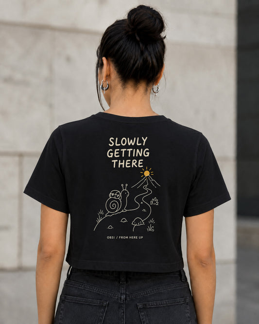Slowly Getting There T-Shirt – Frauen Crop Shirt Schwarz, Rückenprint