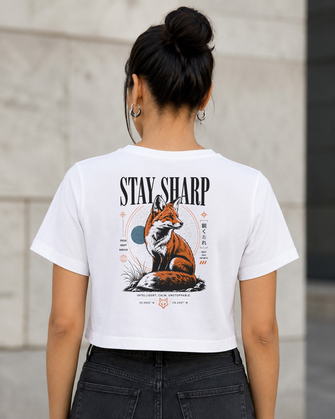 Stay Sharp T-Shirt – Frauen Crop Shirt Weiss, Rückenprint
