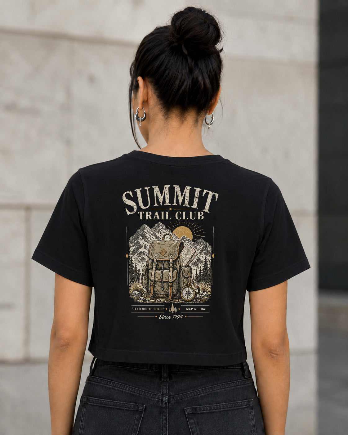 Summit Trail Club T-Shirt – Frauen Crop Shirt Schwarz, Rückenprint