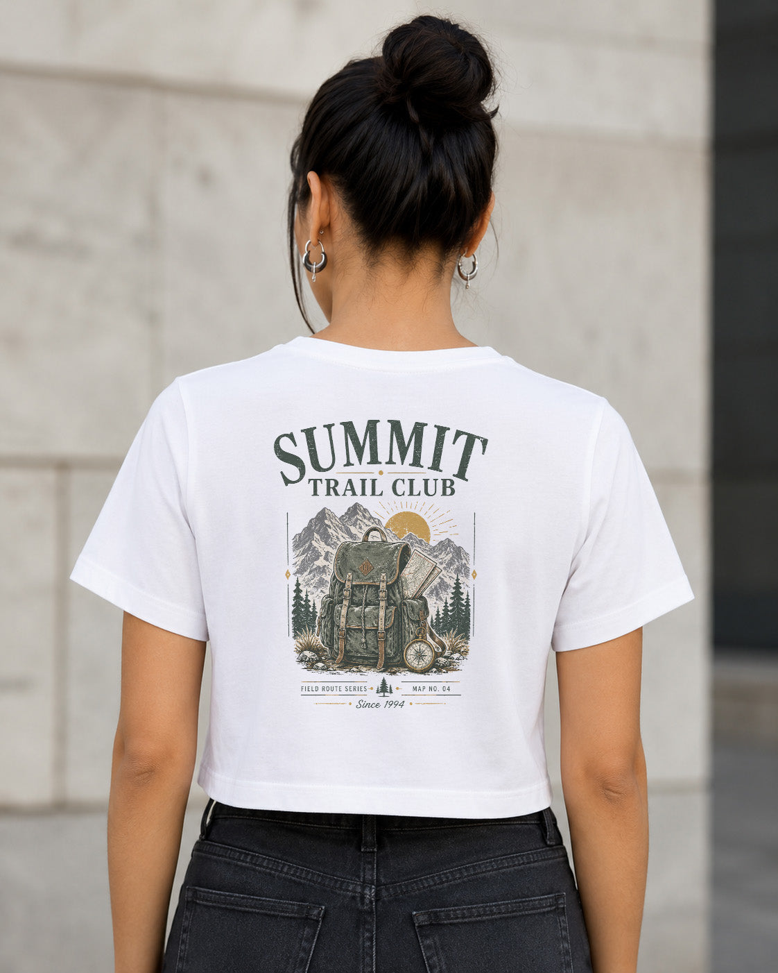 Summit Trail Club T-Shirt – Frauen Crop Shirt Weiss, Rückenprint
