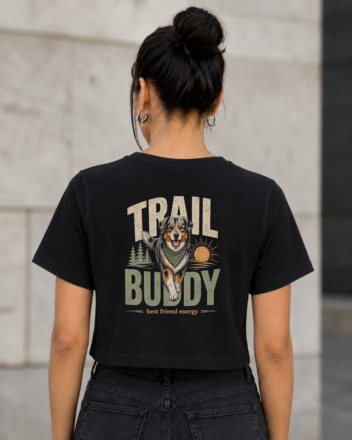 Trail Buddy Aussie Merle T-Shirt – Frauen Crop Shirt Schwarz, Rückenprint