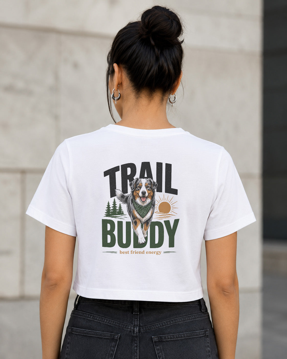 Trail Buddy Aussie Merle T-Shirt – Frauen Crop Shirt Weiss, Rückenprint