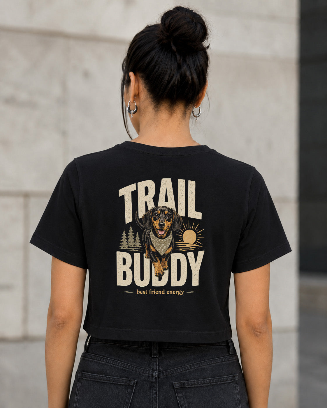 Trail Buddy Dackel T-Shirt – Frauen Crop Shirt Schwarz, Rückenprint