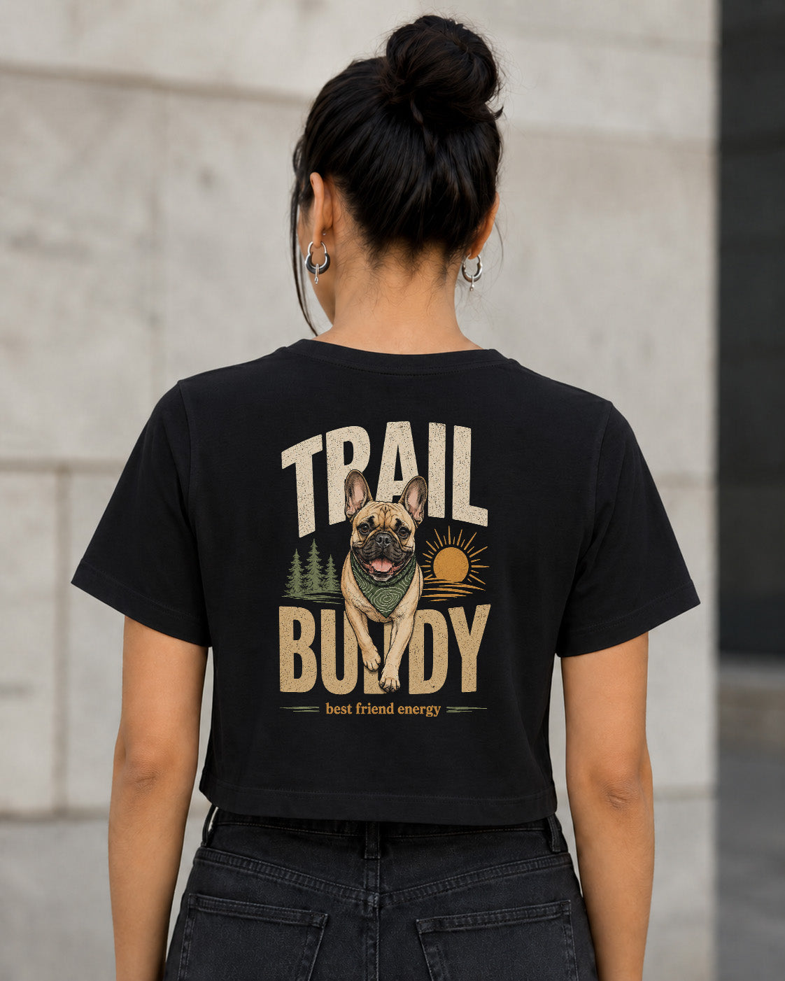 Trail Buddy Frenchie T-Shirt – Frauen Crop Shirt Schwarz, Rückenprint