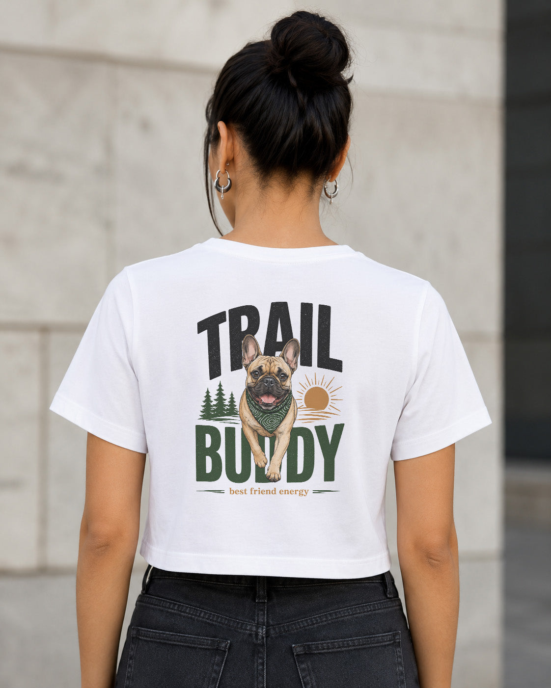 Trail Buddy Frenchie T-Shirt – Frauen Crop Shirt Weiss, Rückenprint