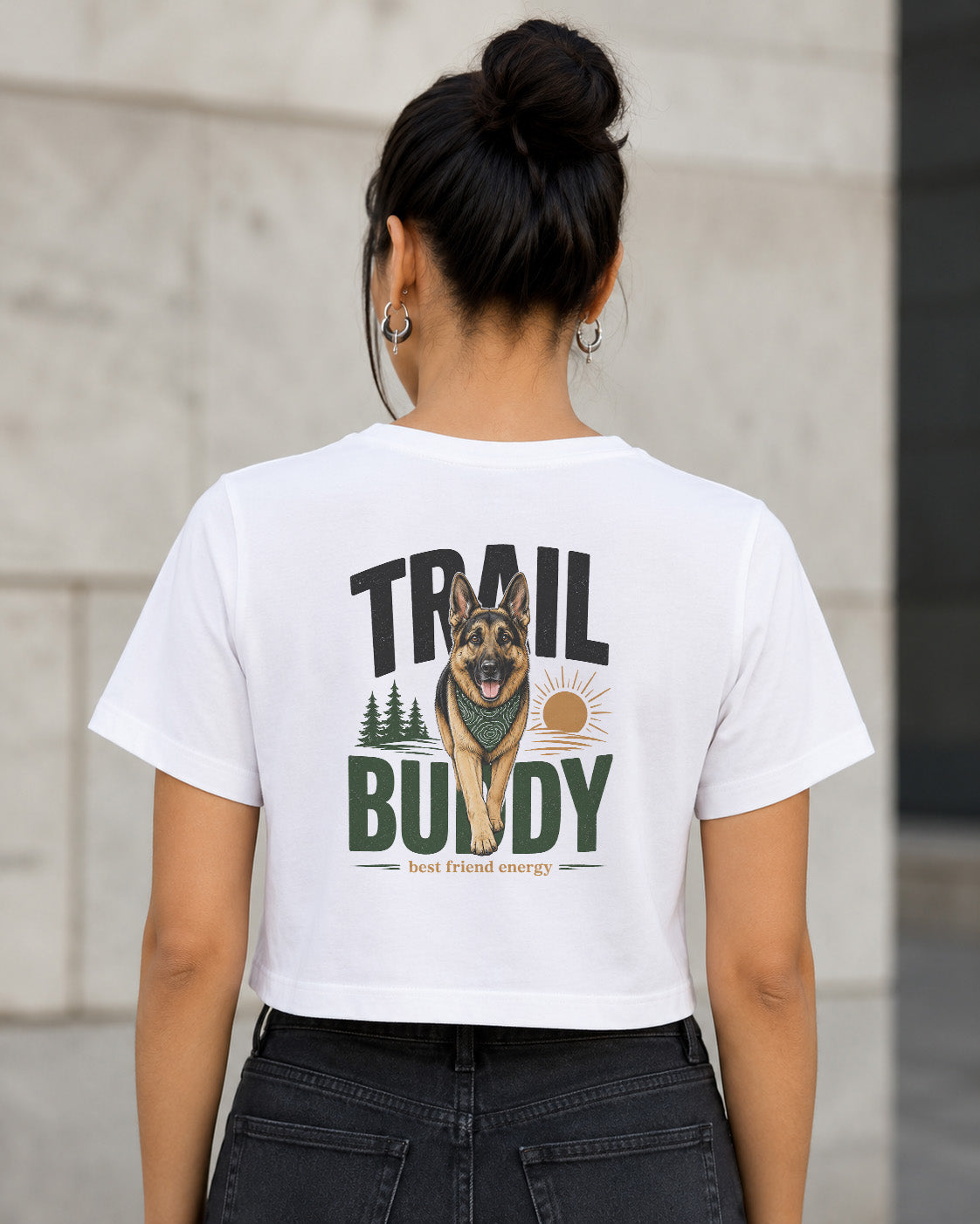 Trail Buddy German Shepherd T-Shirt – Frauen Crop Shirt Weiss, Rückenprint