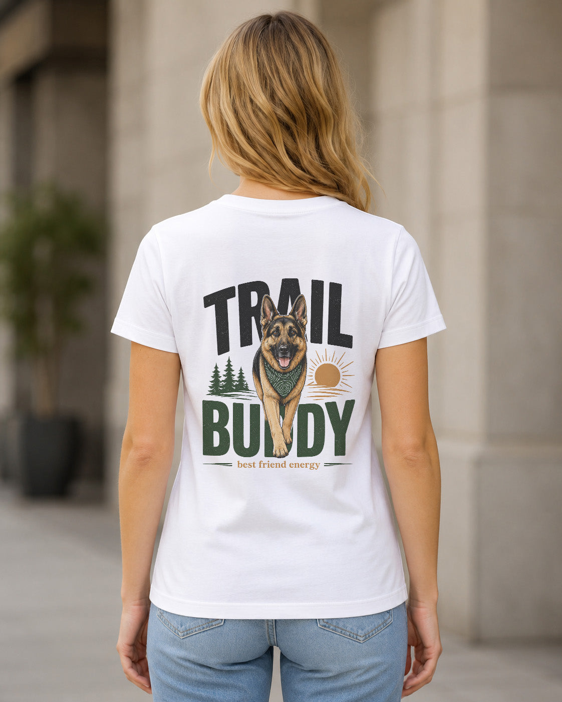 Trail Buddy German Shepherd T-Shirt – Frauen Shirt Weiss, Rückenprint