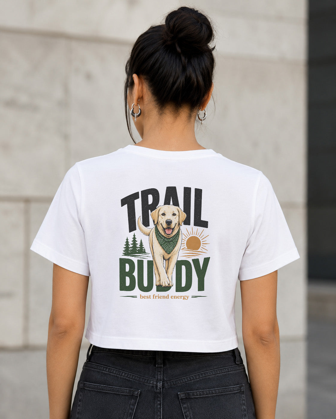 Trail Buddy Labrador T-Shirt – Frauen Crop Shirt Weiss, Rückenprint