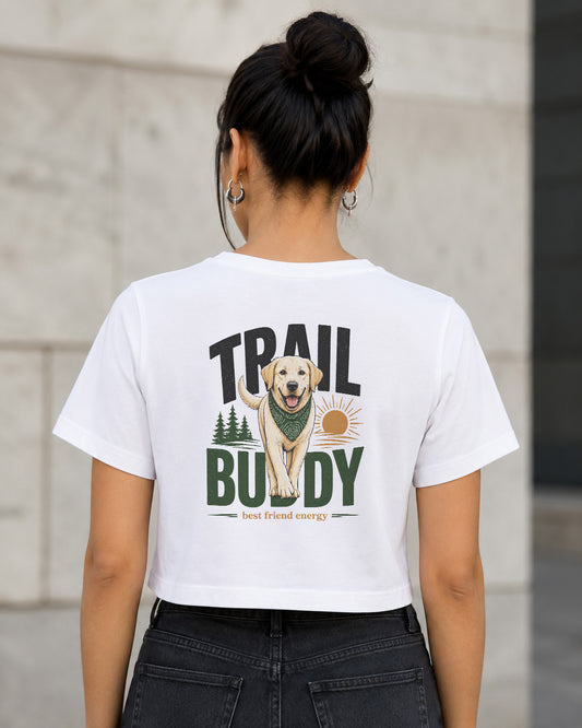 Trail Buddy Labrador T-Shirt – Frauen Crop Shirt Weiss, Rückenprint