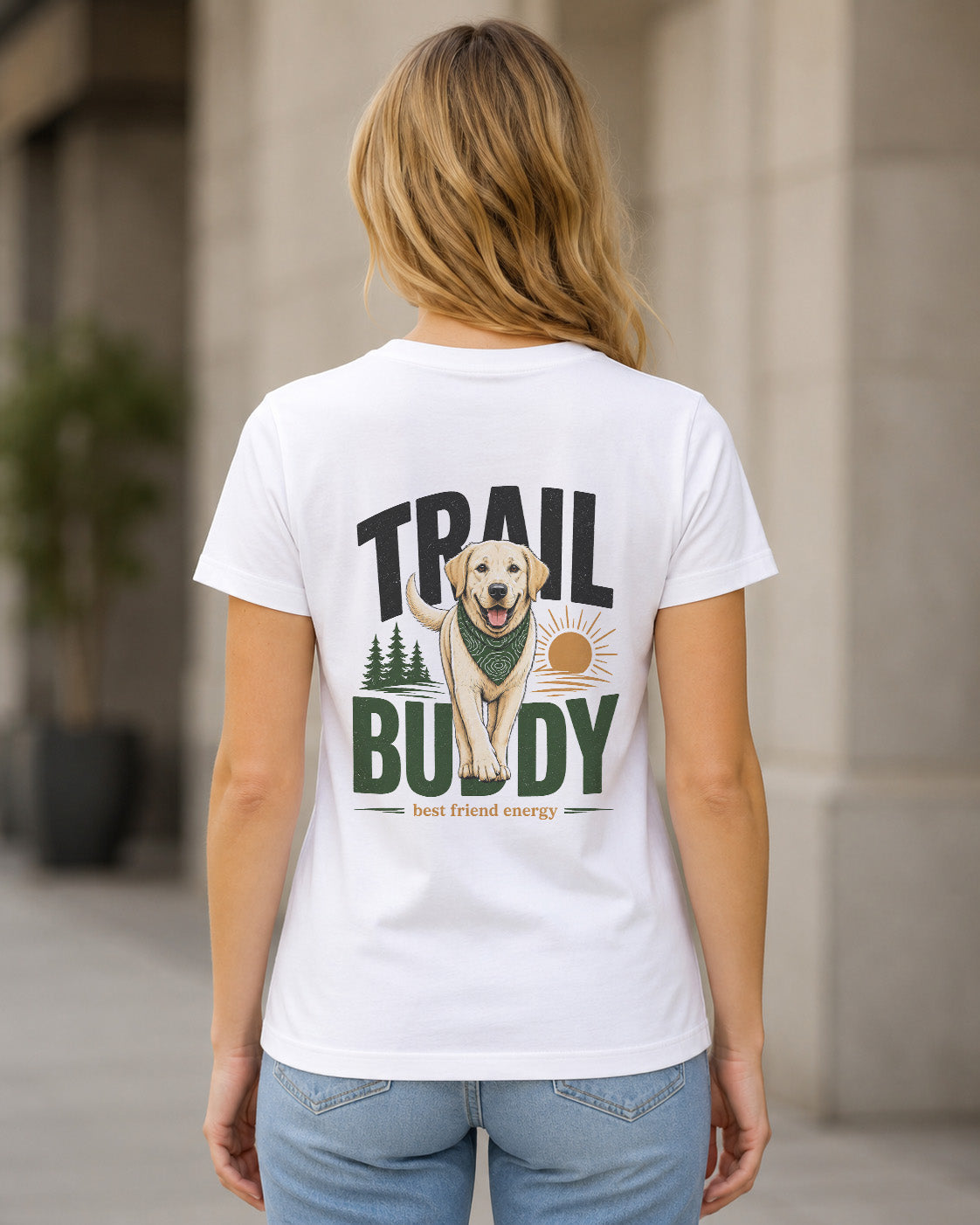 Trail Buddy Labrador T-Shirt – Frauen Shirt Weiss, Rückenprint