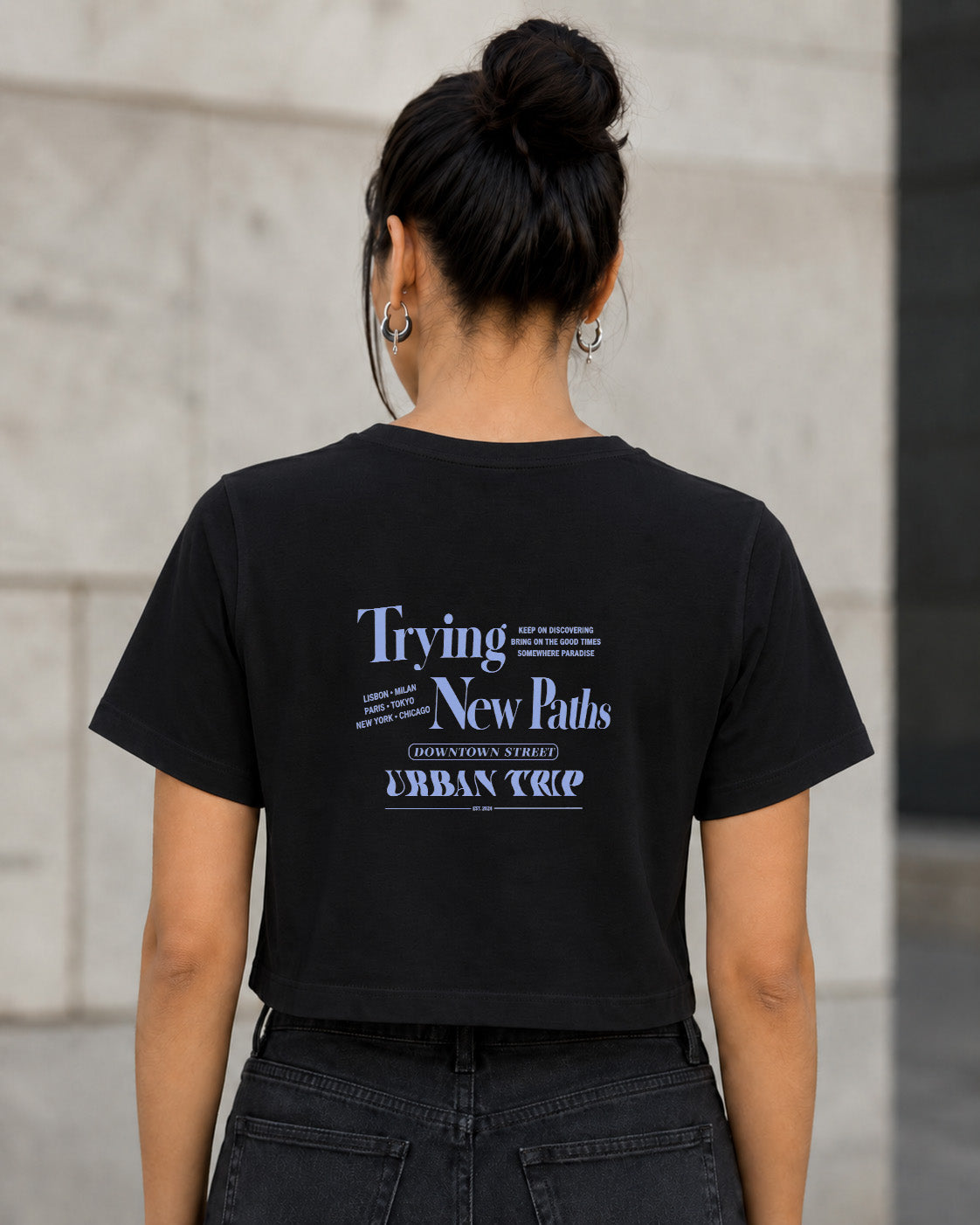Trying New Paths T-Shirt – Frauen Crop Shirt Schwarz, Rückenprint
