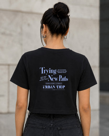 Trying New Paths T-Shirt – Frauen Crop Shirt Schwarz, Rückenprint