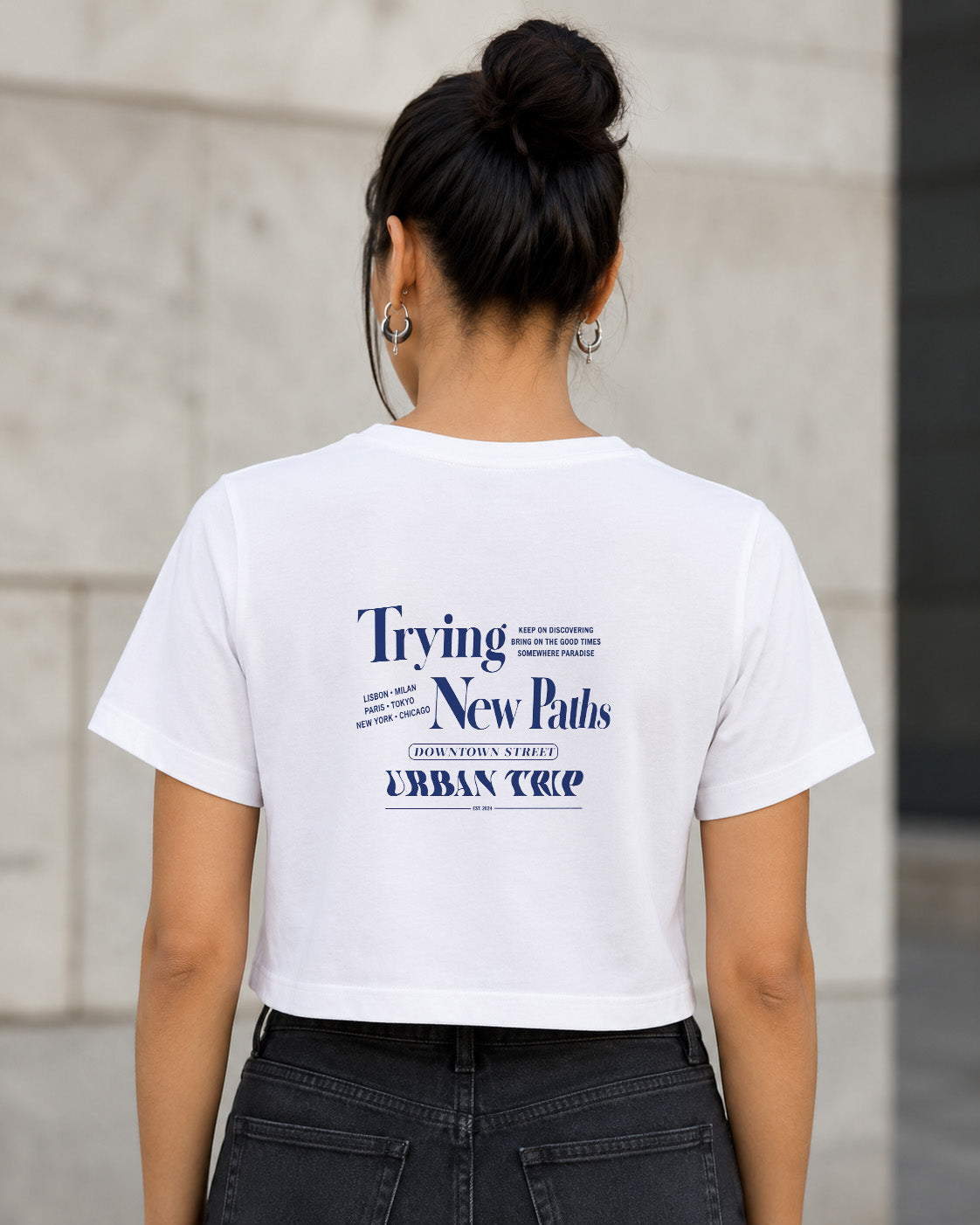Trying New Paths T-Shirt – Frauen Crop Shirt Weiss, Rückenprint